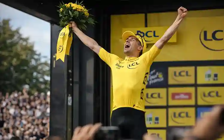 Wielrenner met gele trui op podium Tour de France