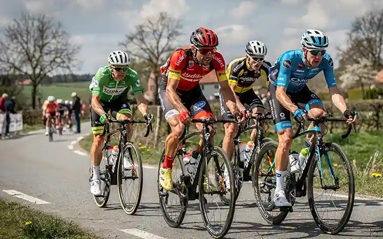 Wielrenners in kopgroep tijdens voorjaarsklassieker