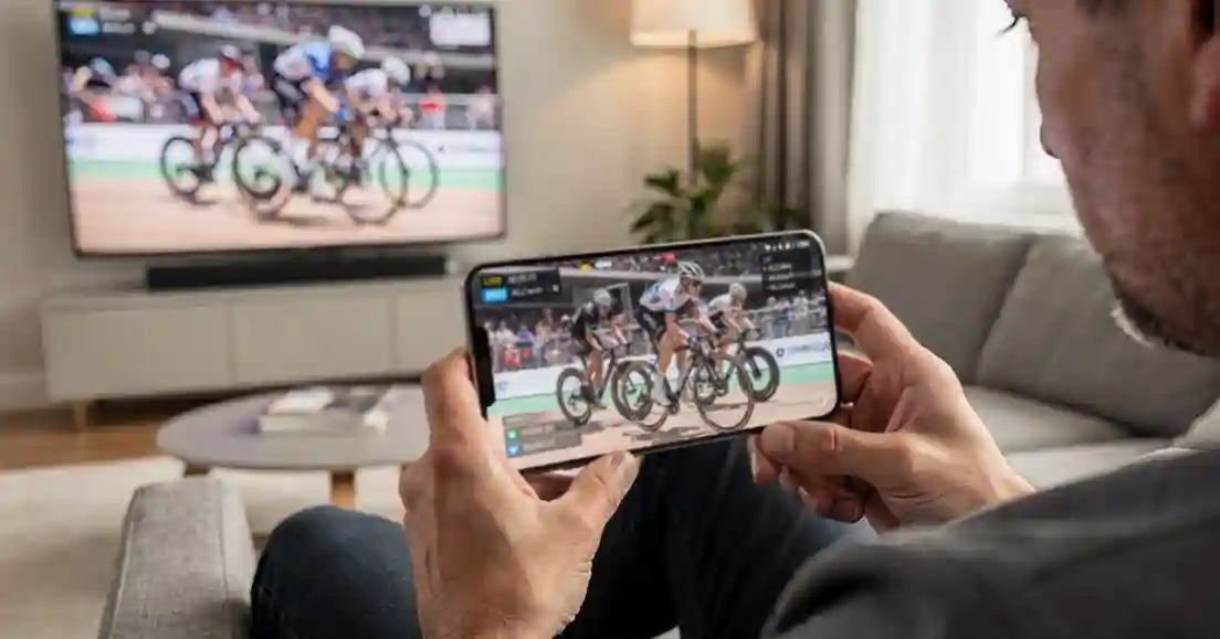 Persoon volgt wielerwedstrijd live op smartphone