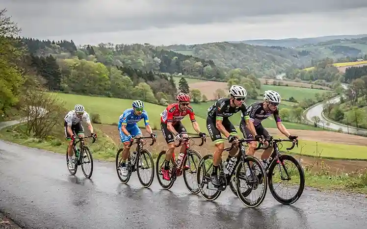 Wielrenners in de heuvels van de Ardennen