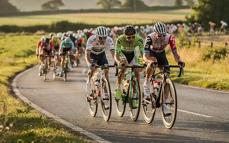 Kleine groep wielrenners in ontsnapping voor peloton