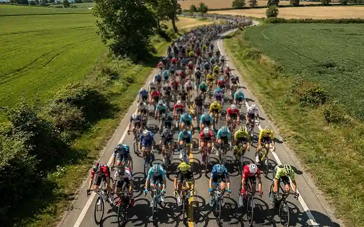 Wielrenners in peloton gezien vanuit de lucht