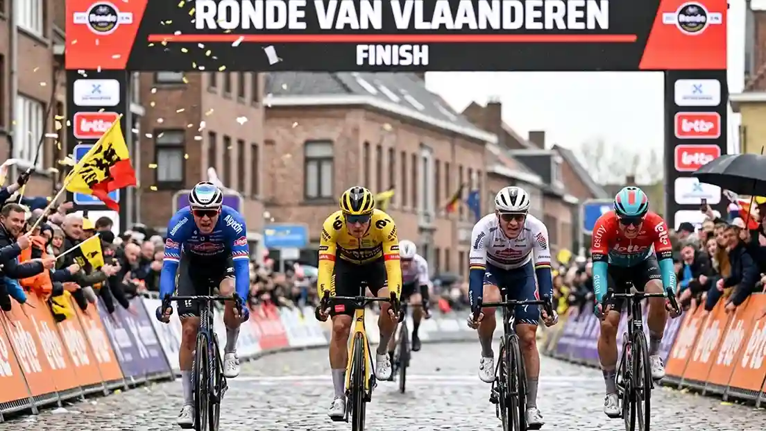 Professionele wielrenners spurten naar finishlijn tijdens voorjaarsklassieker