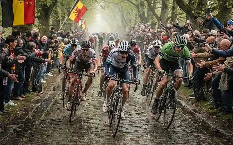 Wielrenners beklimmen steile helling Oude Kwaremont