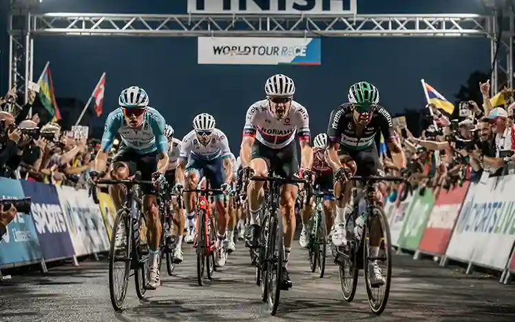 Wielrenners in spannende sprint naar de finish