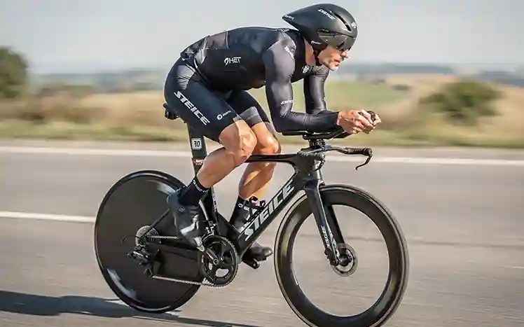 Wielrenner in aerodynamische houding tijdens tijdrit