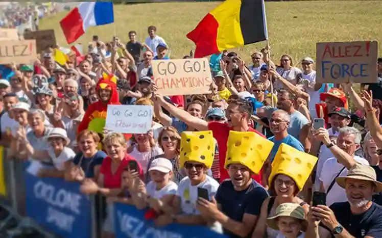 Enthousiaste supporters juichen wielrenners toe langs de weg