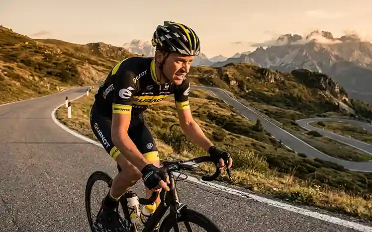 Eenzame wielrenner klimt bergweg omhoog